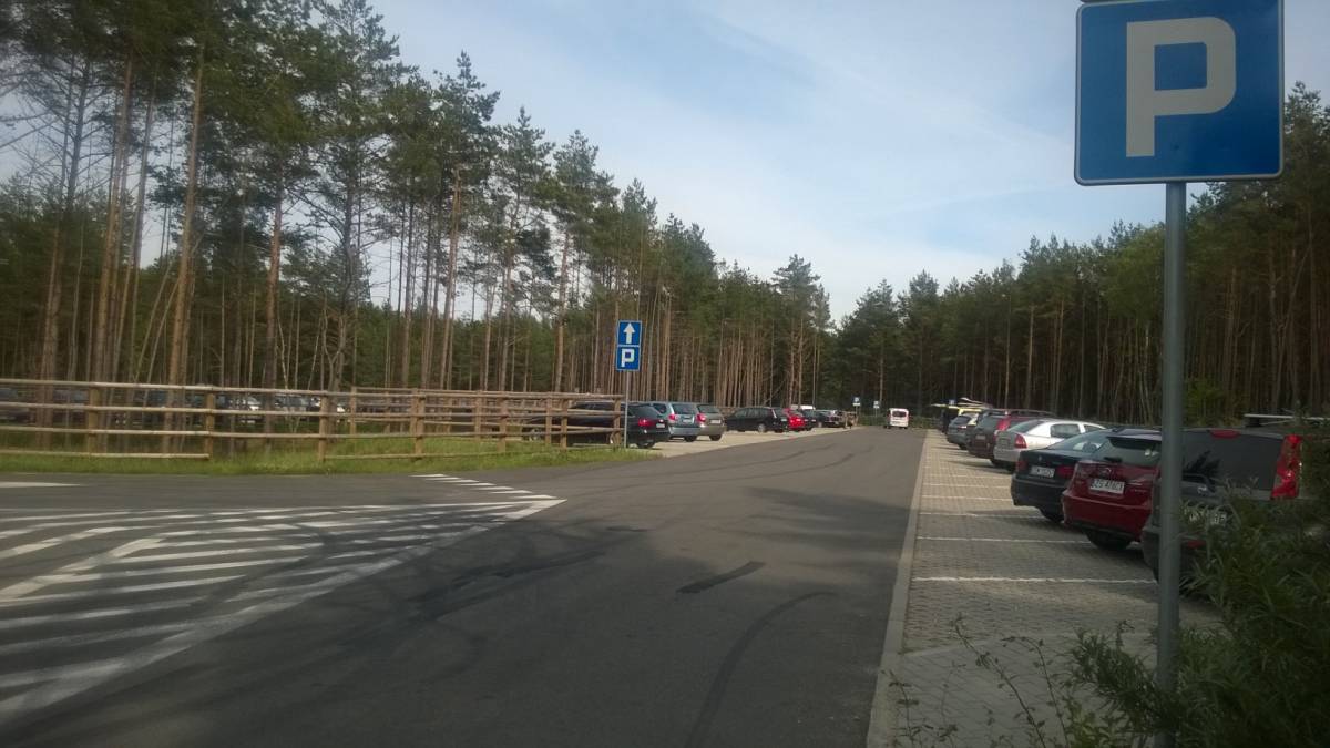 Parking przy wejściu na plażę